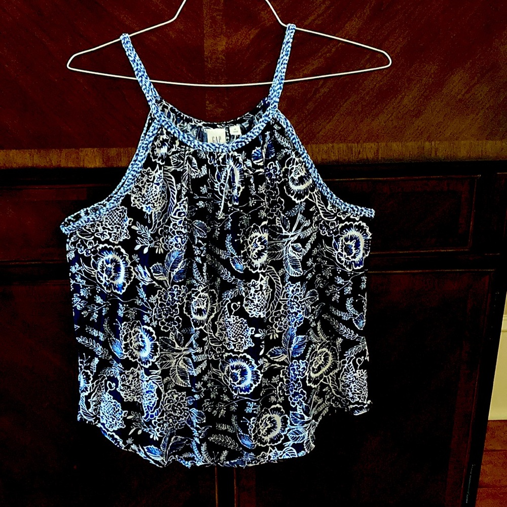 Gap Floral flirty Navy top.